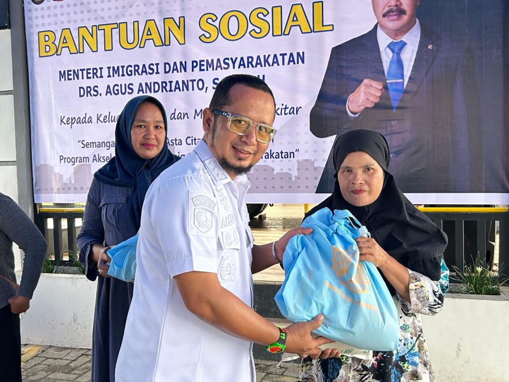 Lapas Labuhan Ruku Salurkan 100 Paket Sembako Kepada Keluarga WBP dan Masyarakat